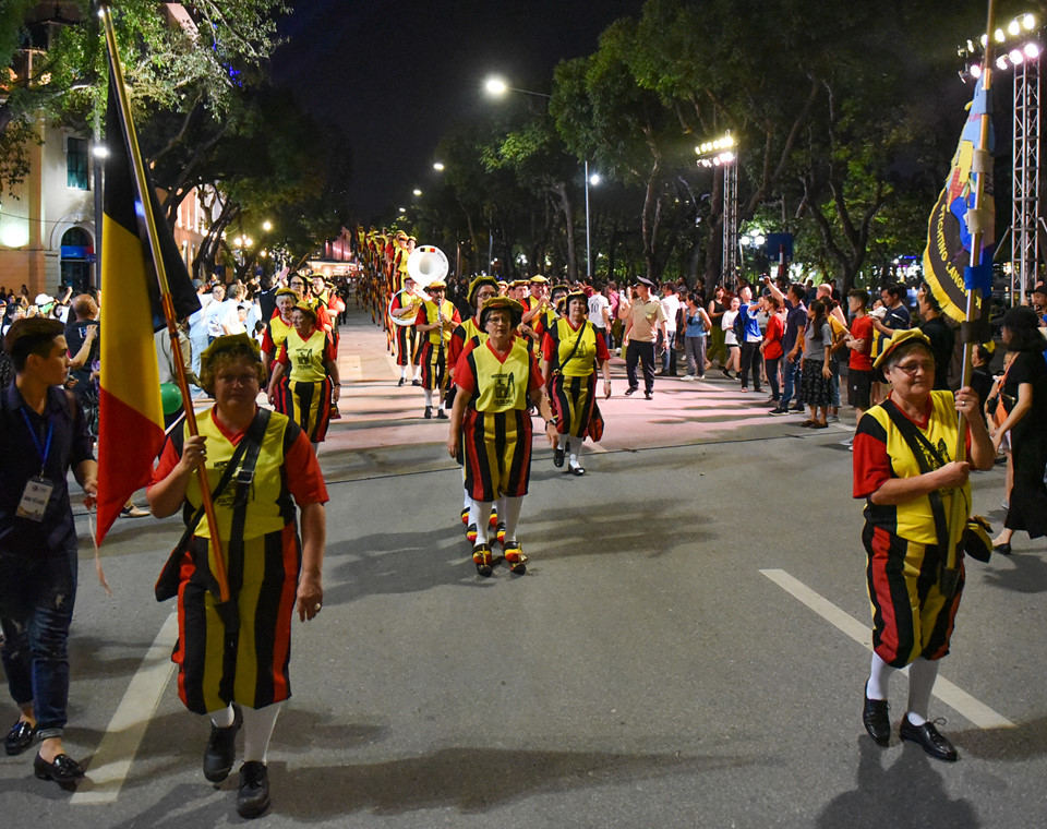 Dàn trai Tây đi cà kheo khuấy động phố đi bộ bên hồ Gươm